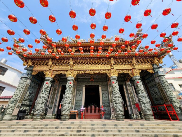 新園新惠宮廟宇正面，紅燈籠高掛，龍柱石雕精緻