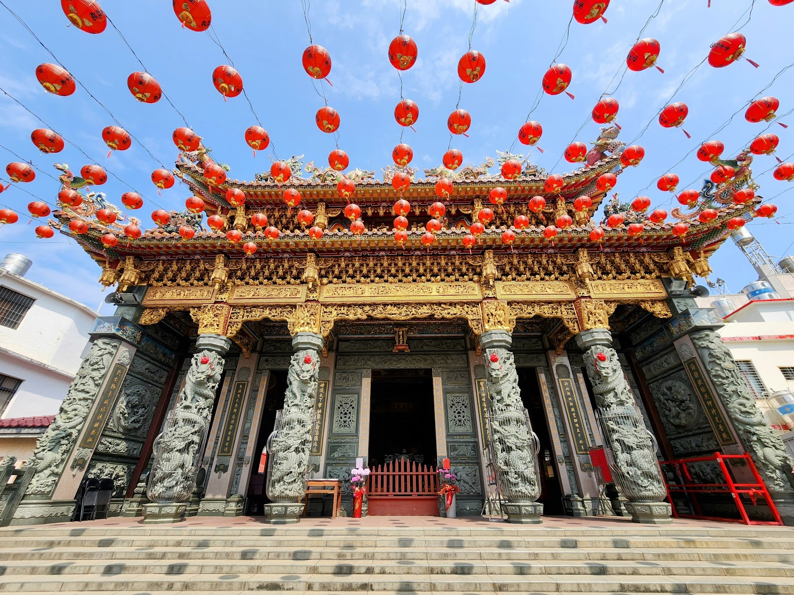 新園新惠宮廟宇正面，紅燈籠高掛，龍柱石雕精緻