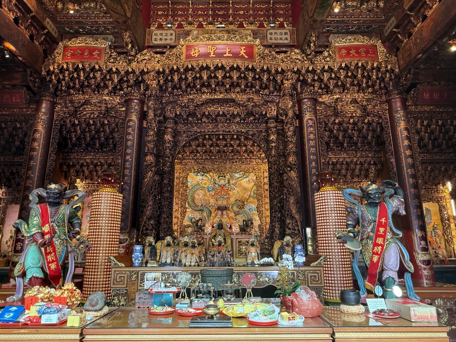 新園新惠宮主殿天上聖母神龕，雕工金碧輝煌