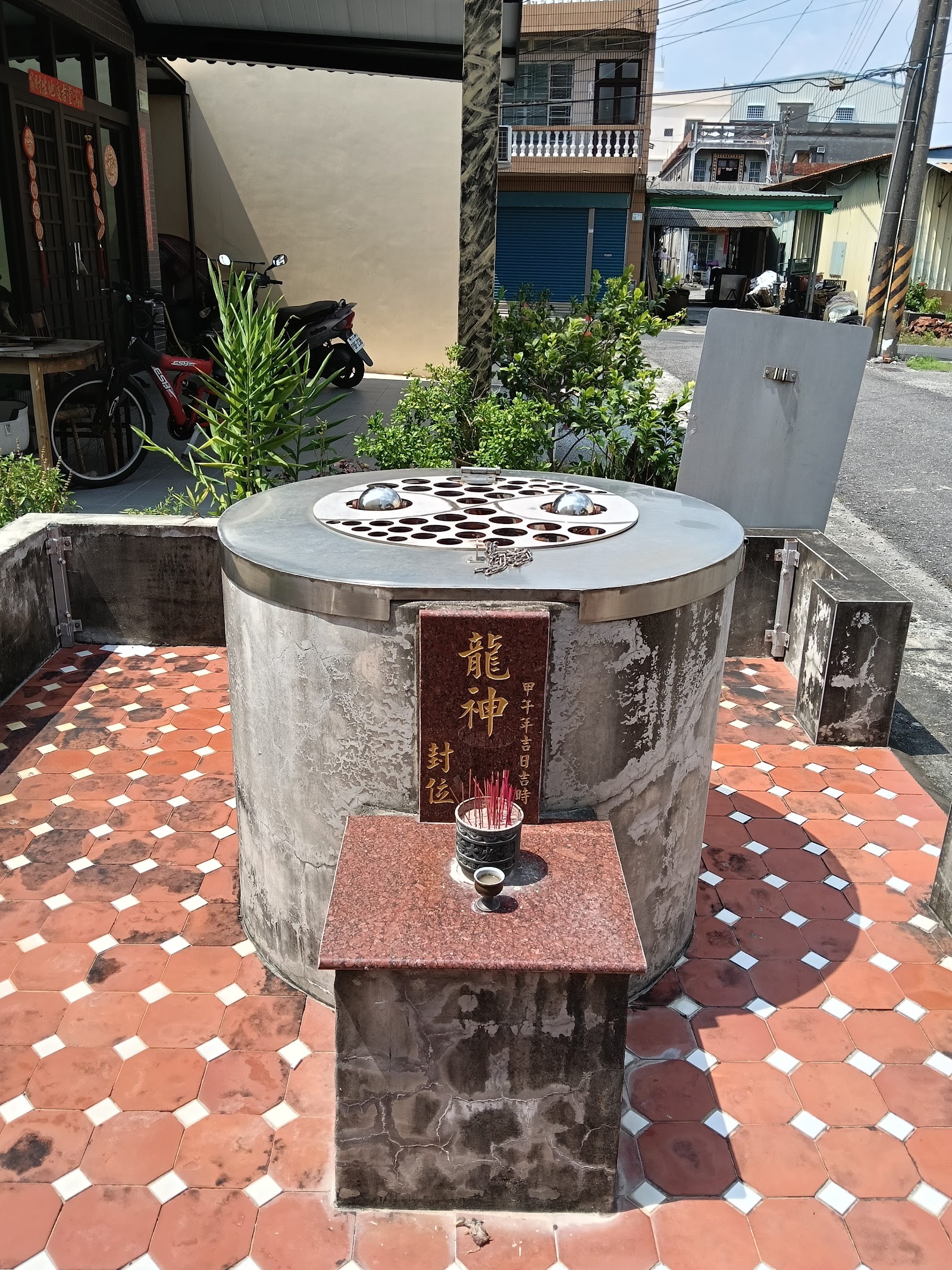 烏龍百年古井不鏽鋼井蓋，龍神封位牌匾插著線香