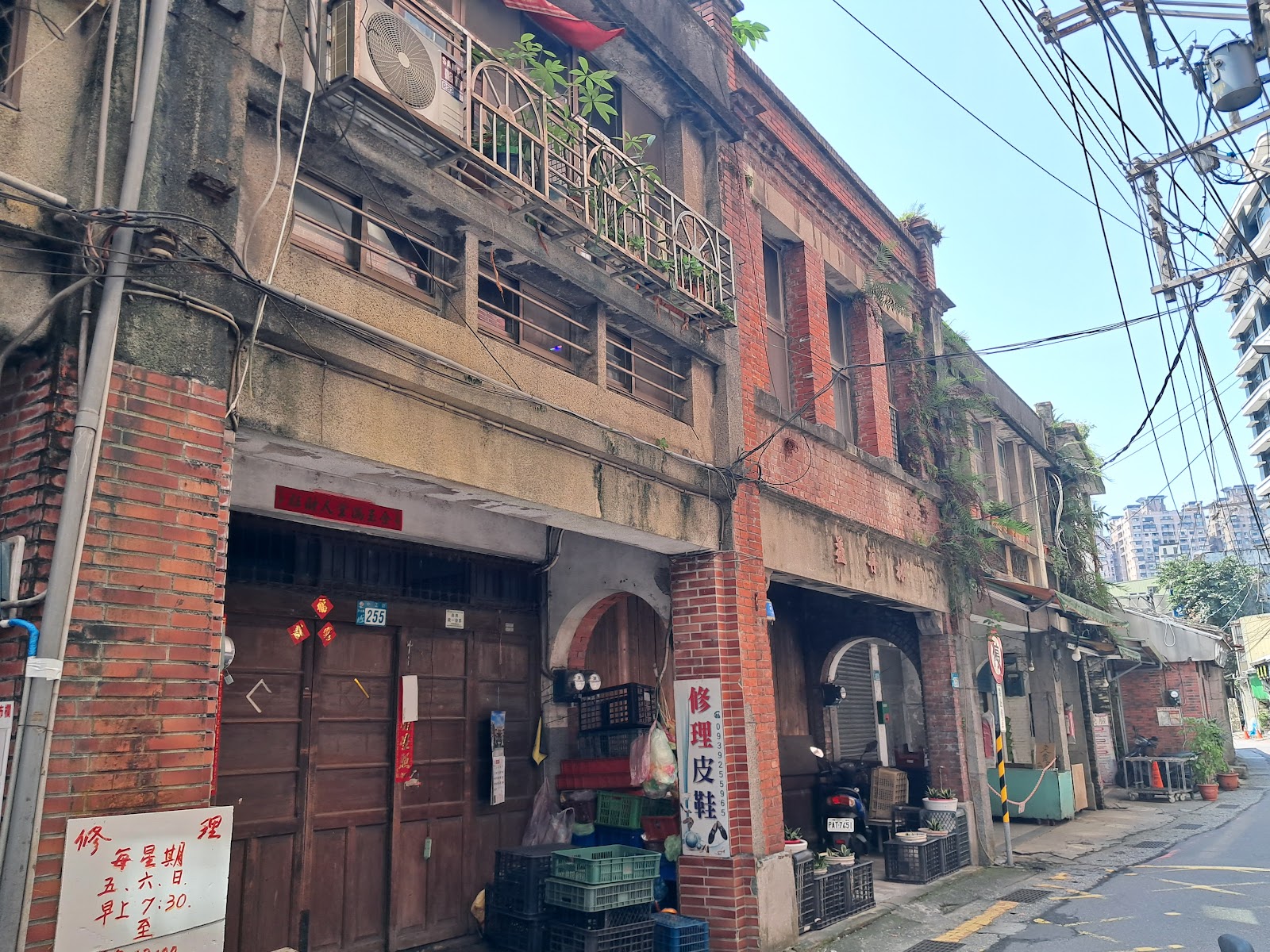 汐止老街紅磚洋樓街景，巴洛克式建築立面保留百年風華