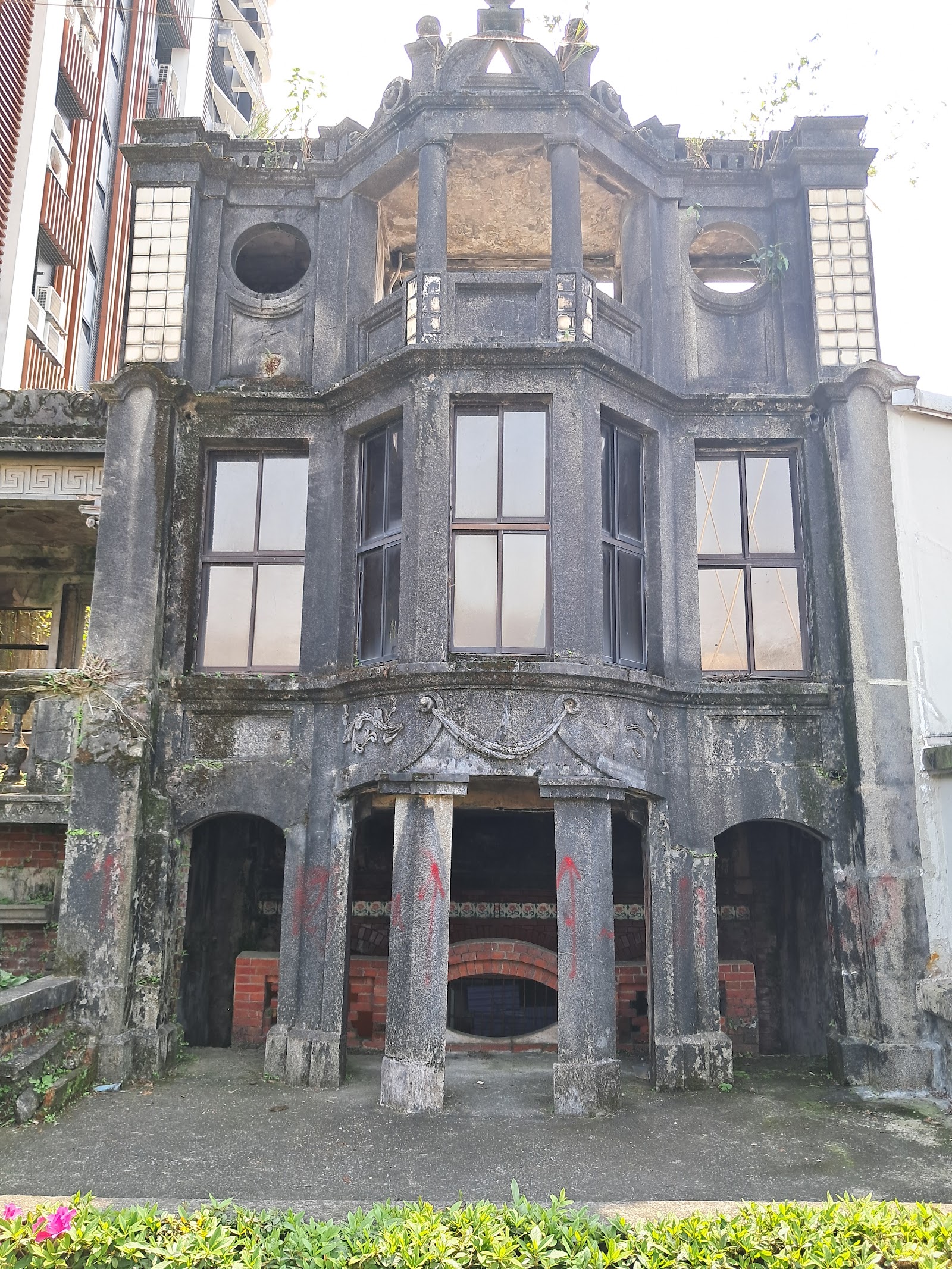汐止老街裡的巴洛克式老建築正面,雕花山牆保存完整