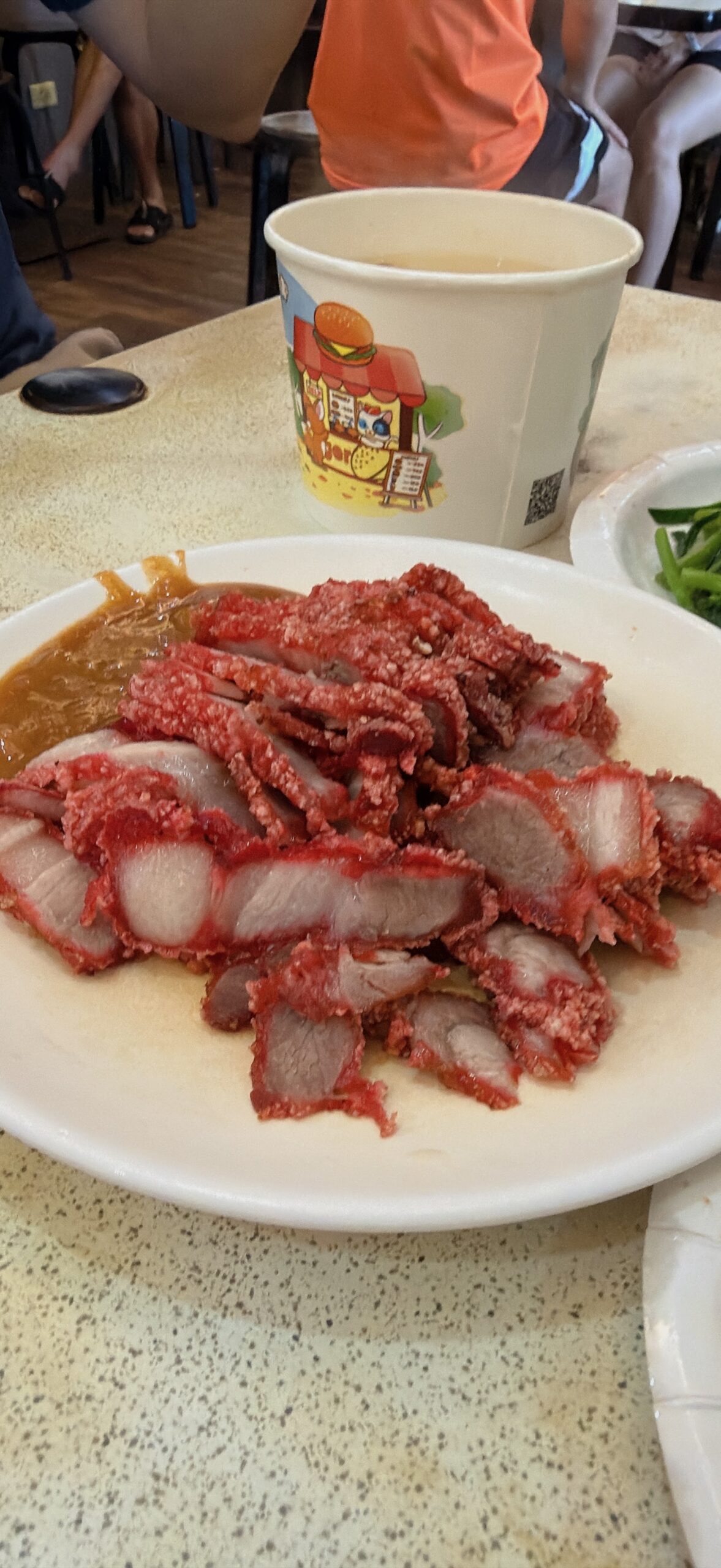 汐止街仔內米粉湯的紅糟肉,色澤誘人外酥內嫩