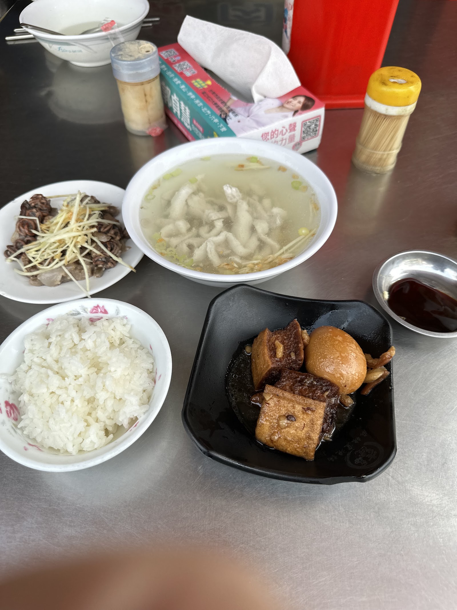 虱目魚湯、滷肉飯與小菜一字排開的平價套餐組合