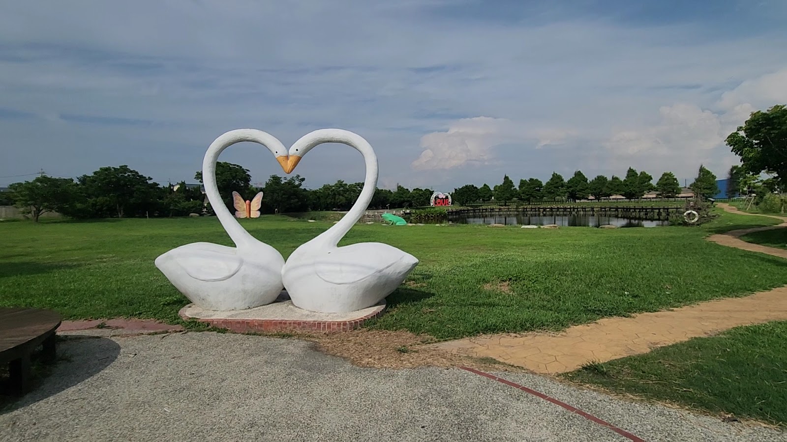 新吉村鴨母寮公園 天鵝愛心雕塑