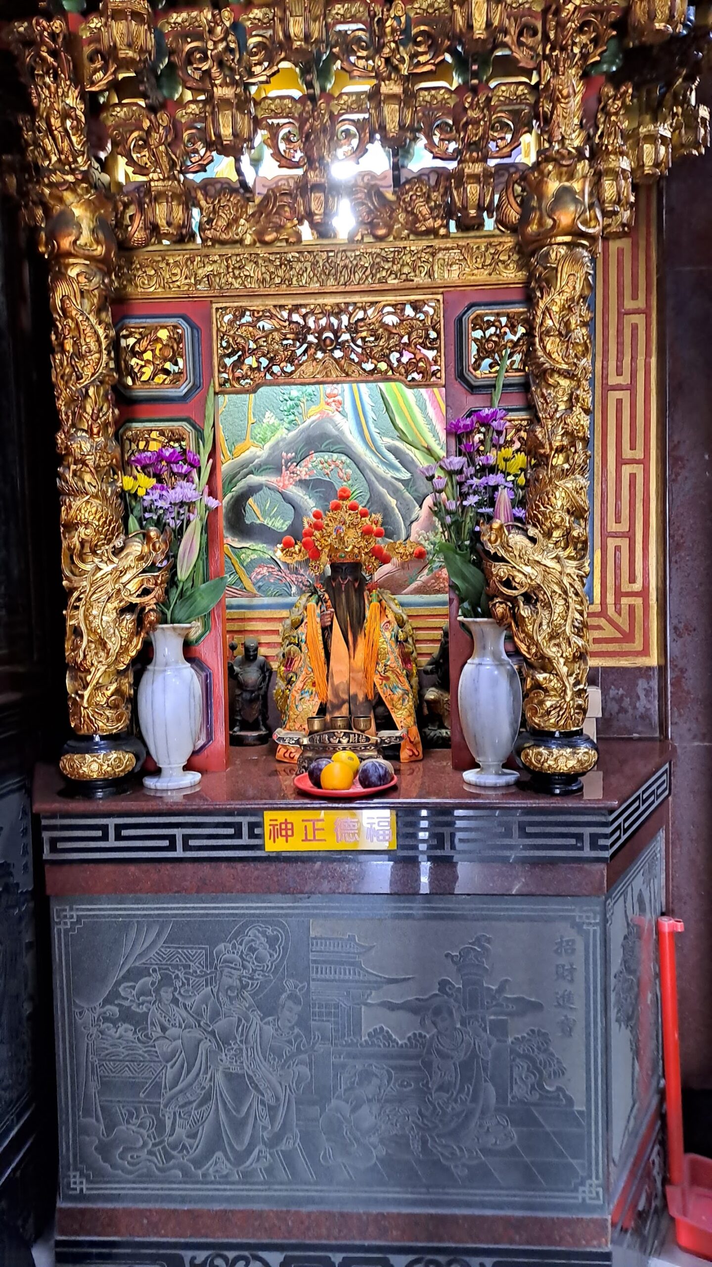 鹽埔朝鳳宮金色雕花神龕