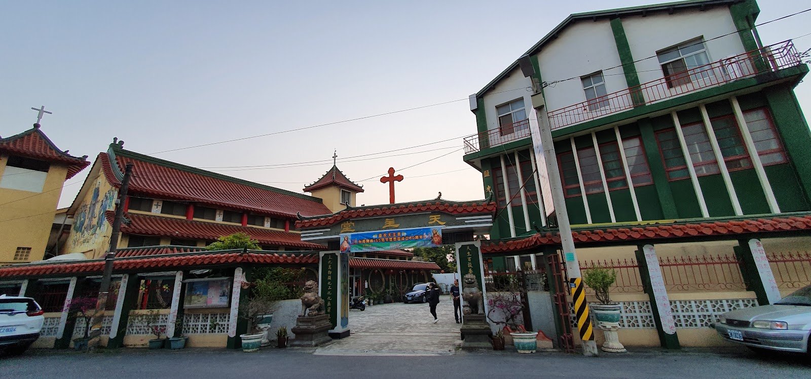 鹽水天主聖神堂外觀庭院，十字架與中式飛簷融合建築