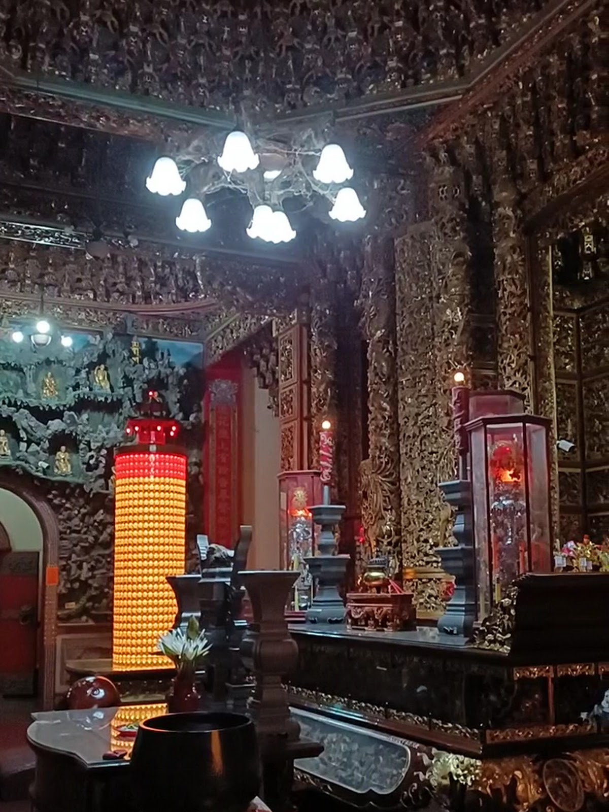 鹽水護庇宮廟內神龕特寫，神尊莊嚴