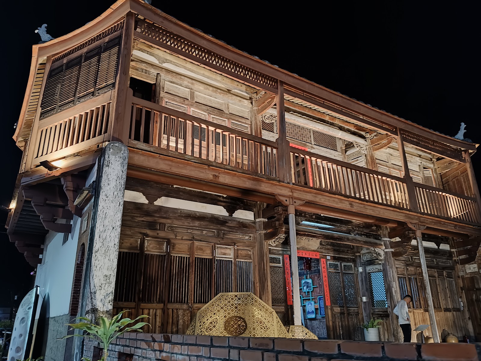 鹽水八角樓夜景正面，百年木造古宅紅燈籠高掛