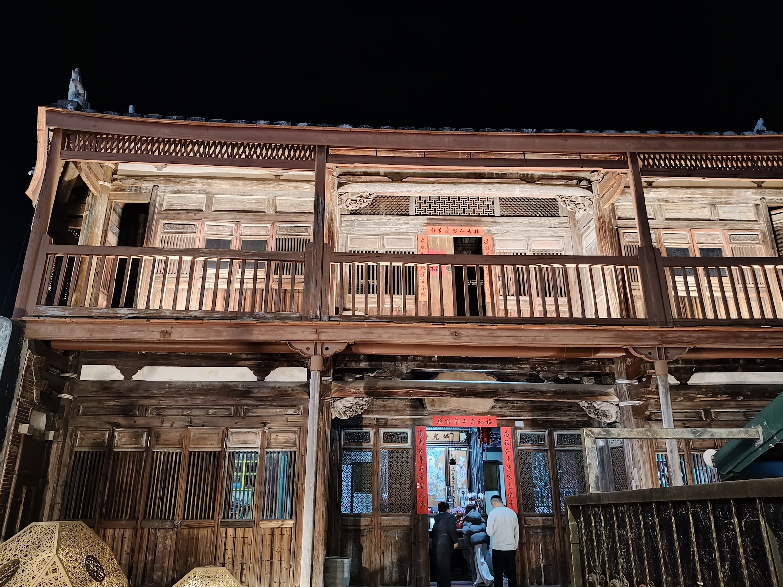 鹽水八角樓夜景仰角，門口人員進出