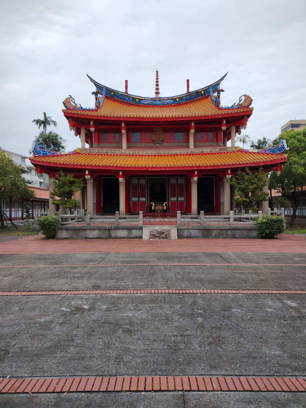宜蘭孔子廟灰瓦紅柱正殿建築外觀