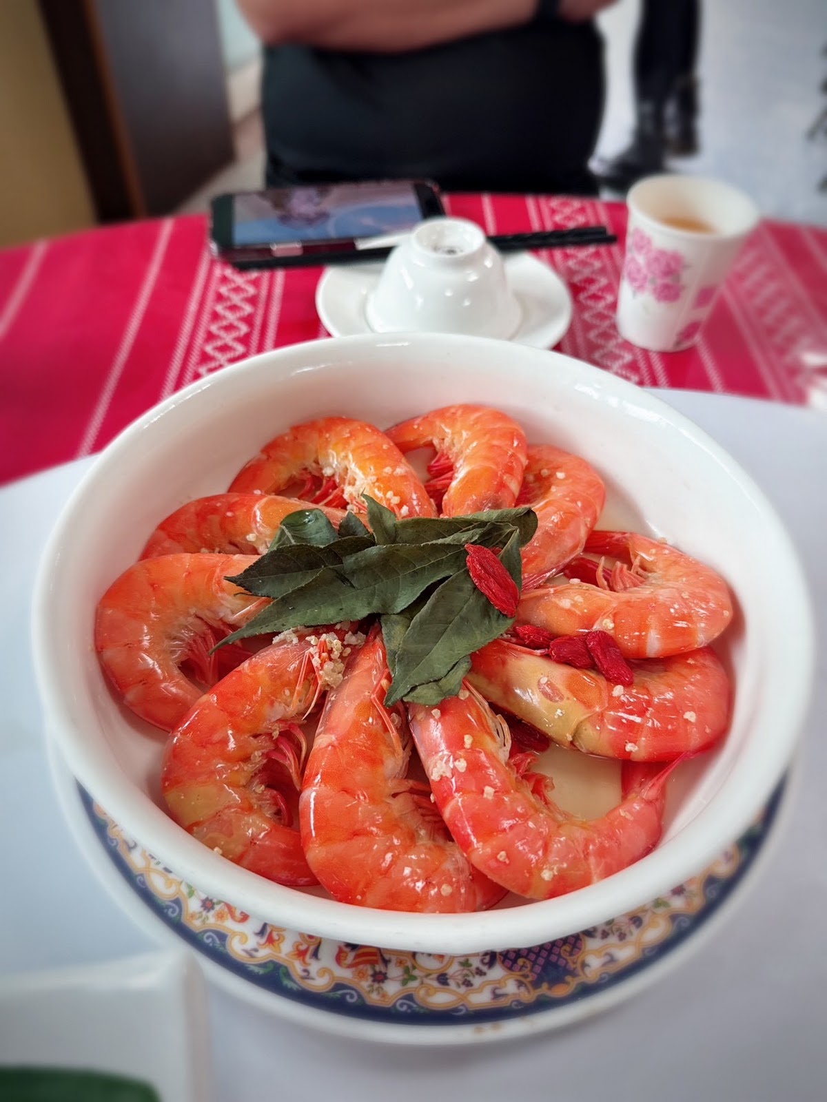 蒜蓉開背鮮蝦,Q彈鮮甜是店內人氣菜色