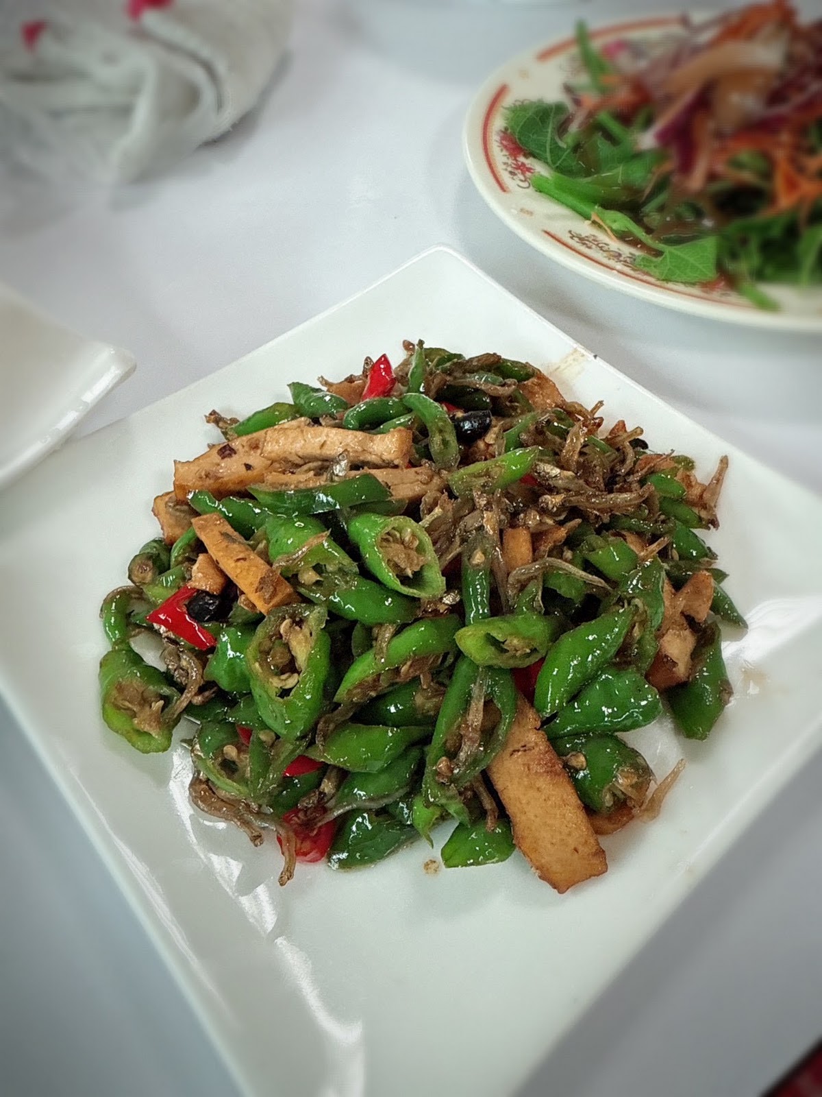 破布子炒小魚乾豆干四季豆,泰雅風味合菜的經典一道