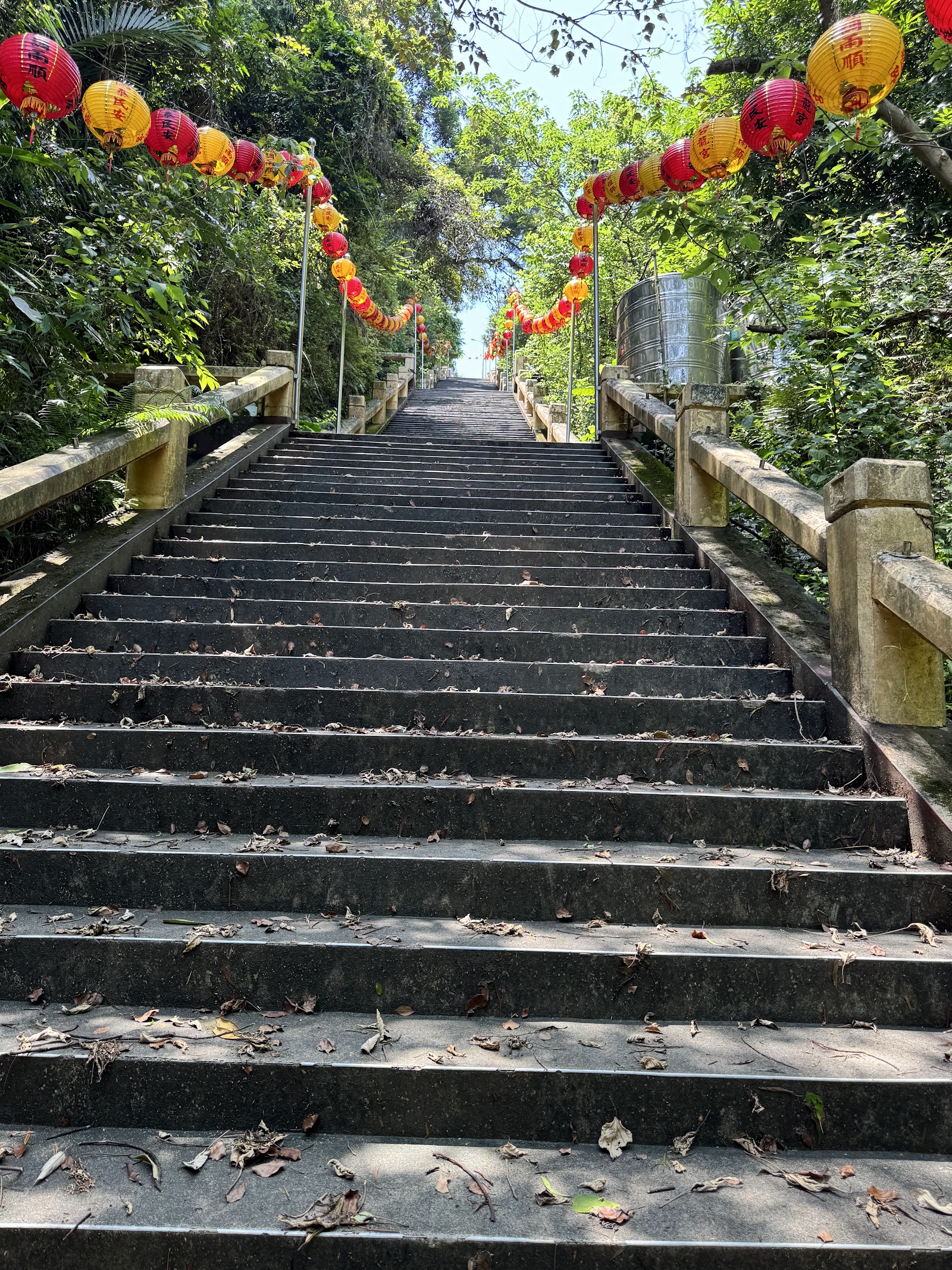 鶯歌碧龍宮石階步道紅燈籠