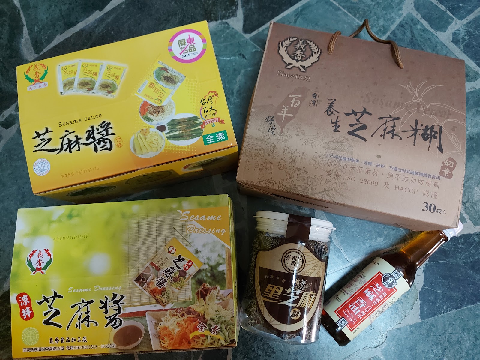 義香食品加工廠芝麻醬禮盒與黑芝麻醬罐裝產品陳列