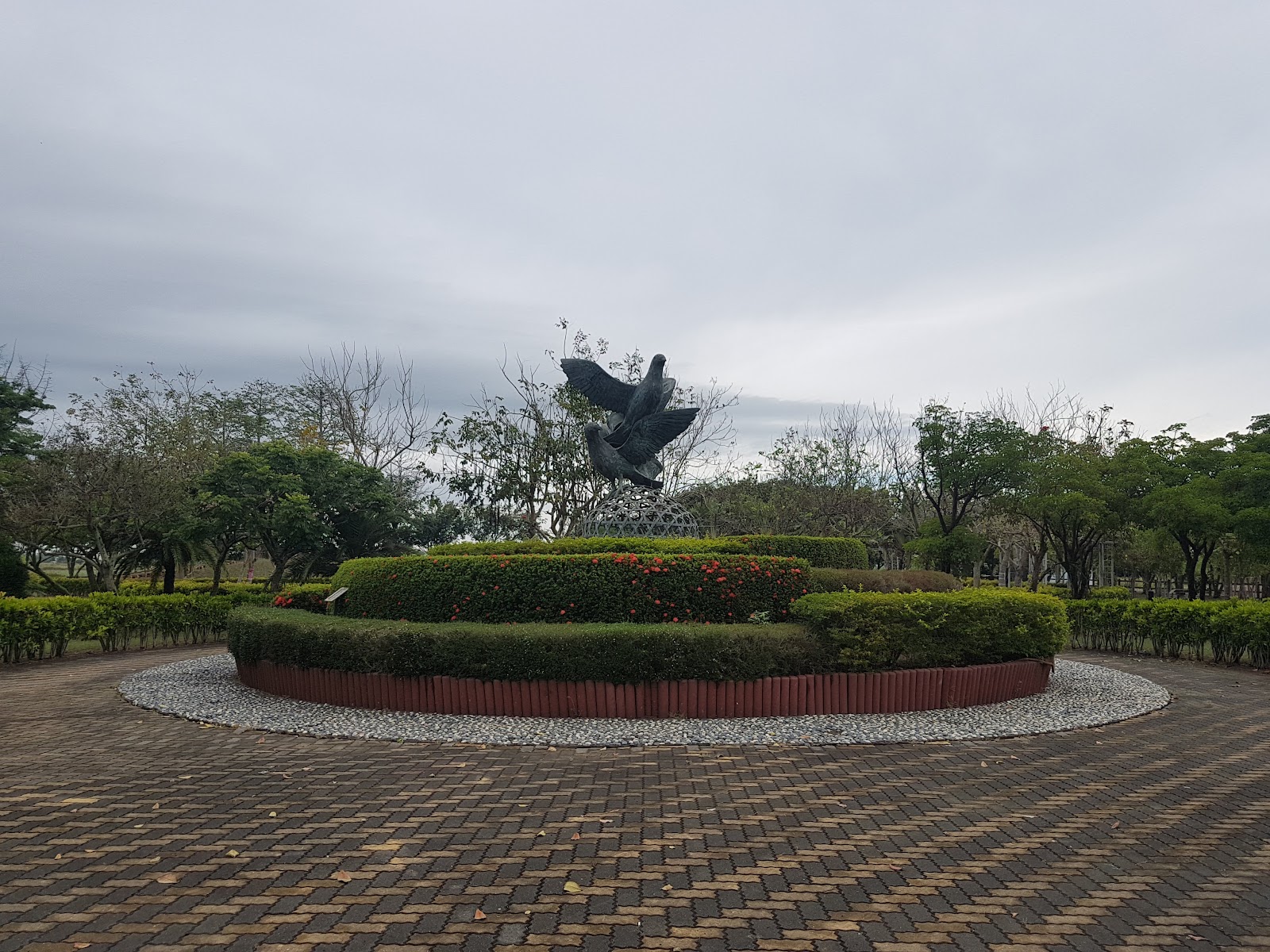 義竹公園圓形花圃青銅雙鳥雕塑