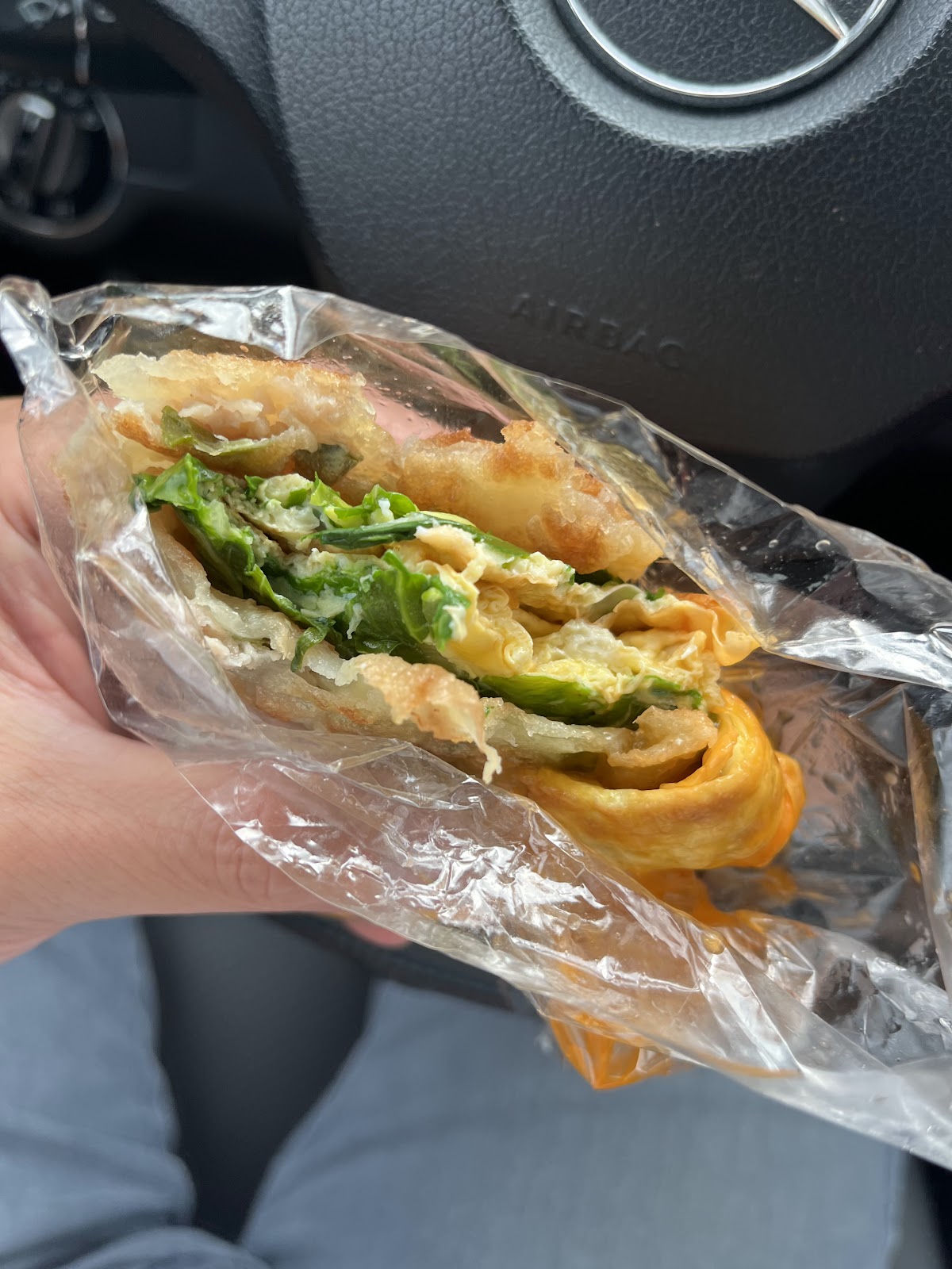 玉芬餡肉蔥餅剛出爐以塑膠袋裝著