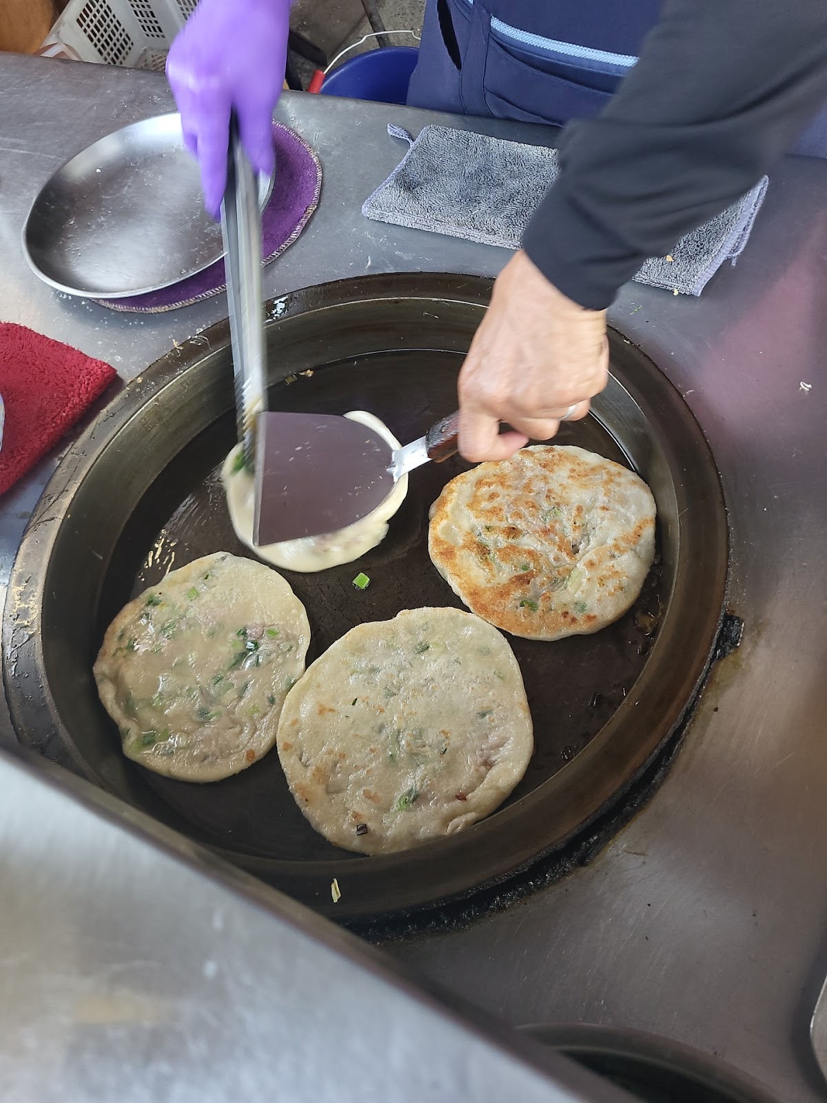 玉芬餡肉蔥餅老闆娘鐵板現煎餅皮