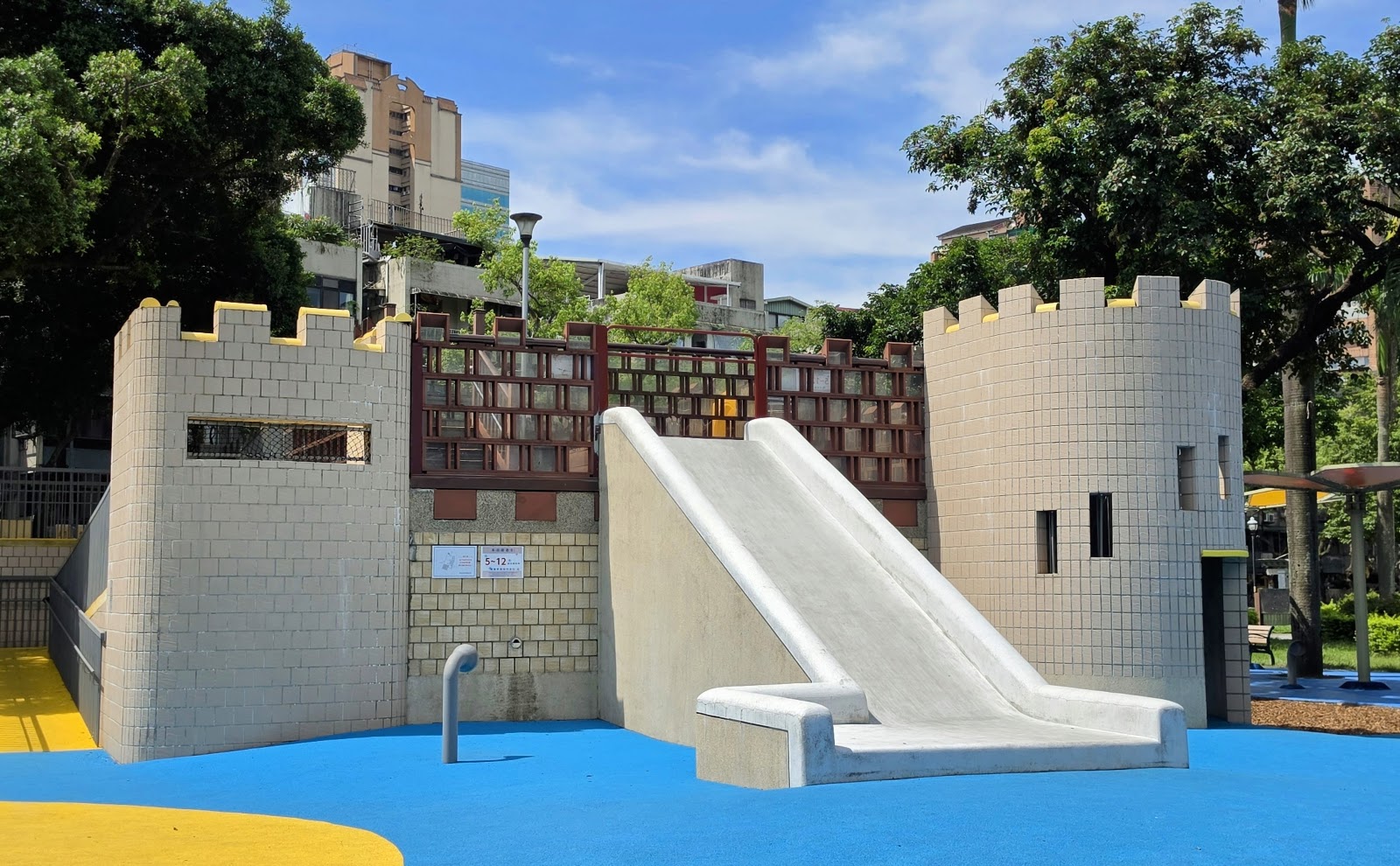 永和仁愛公園堡壘造型共融遊戲場溜滑梯