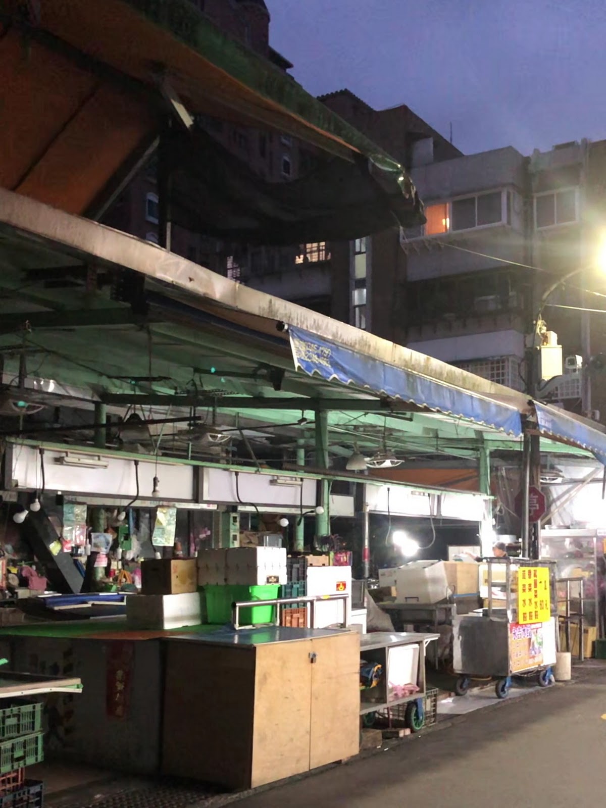永吉市場黃昏時分外觀街景