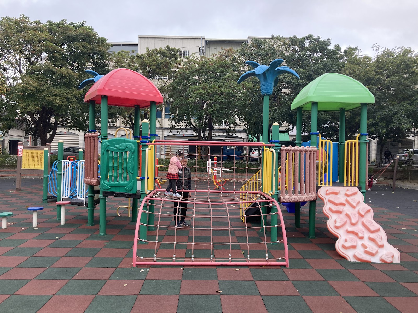 苑裡運動公園花朵造型攀爬架