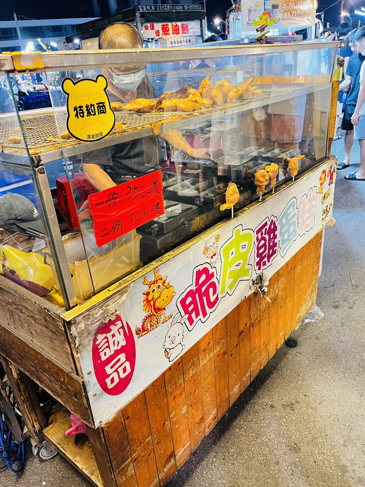 龍燈夜市-員林-木製攤車搭配玻璃展示櫃,脆皮雞蛋捲一份35元是銅板美食首選