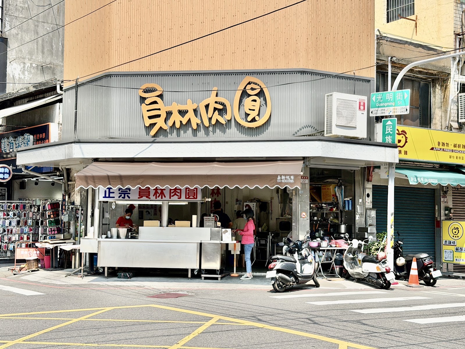 正宗員林肉圓-白天騎樓下的店面實景,老闆在攤位內忙著備料,顧客於攤前耐心等候