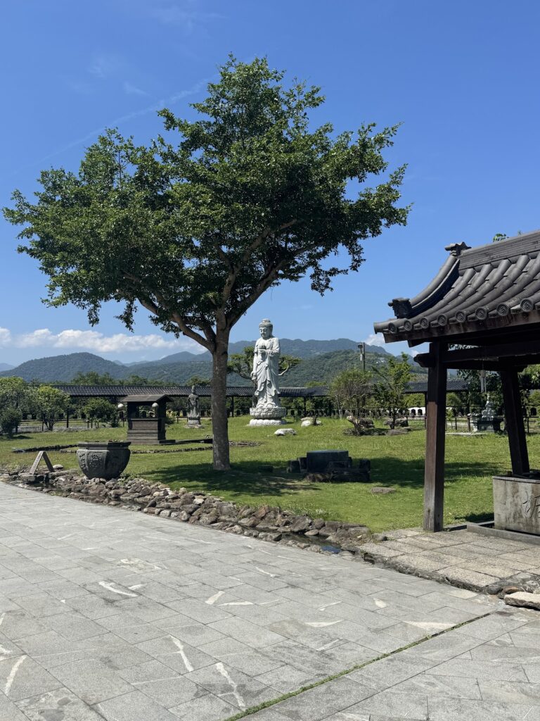 北后寺園區白色觀音石像與落羽松
