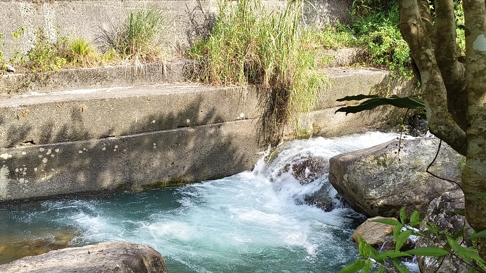 圳頭鴛鴦溪藍綠色清澈水潭