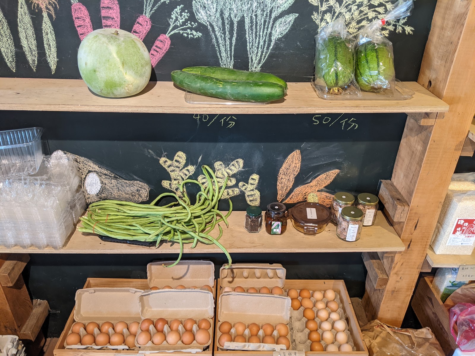 深溝共同店木層架上陳列的新鮮蔬菜與雞蛋