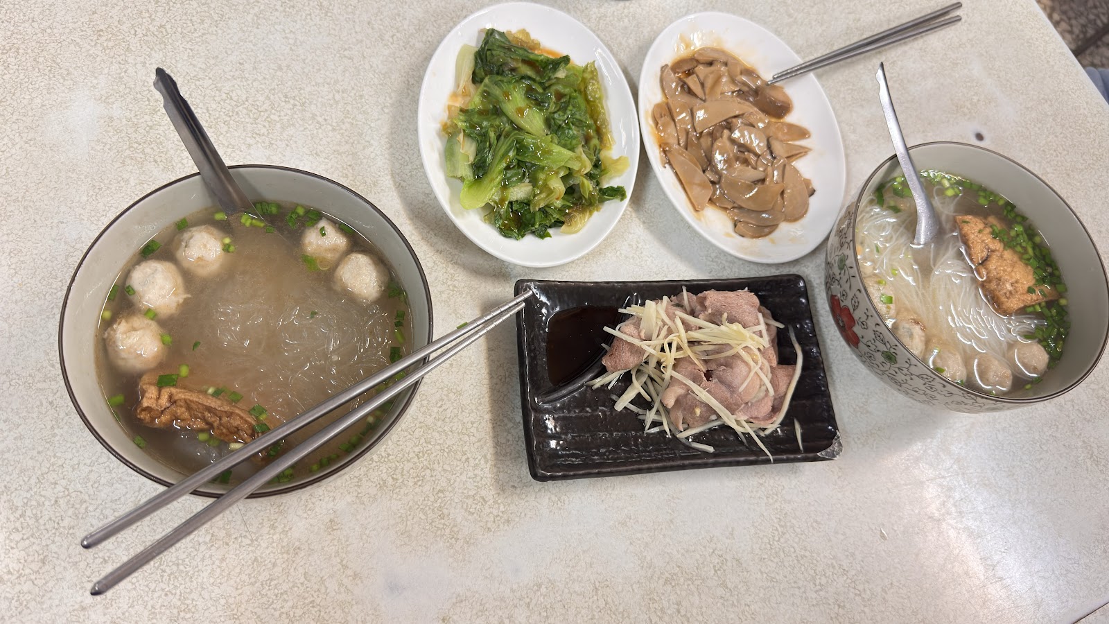 呂家傳統魚丸米粉一套完整餐點俯拍