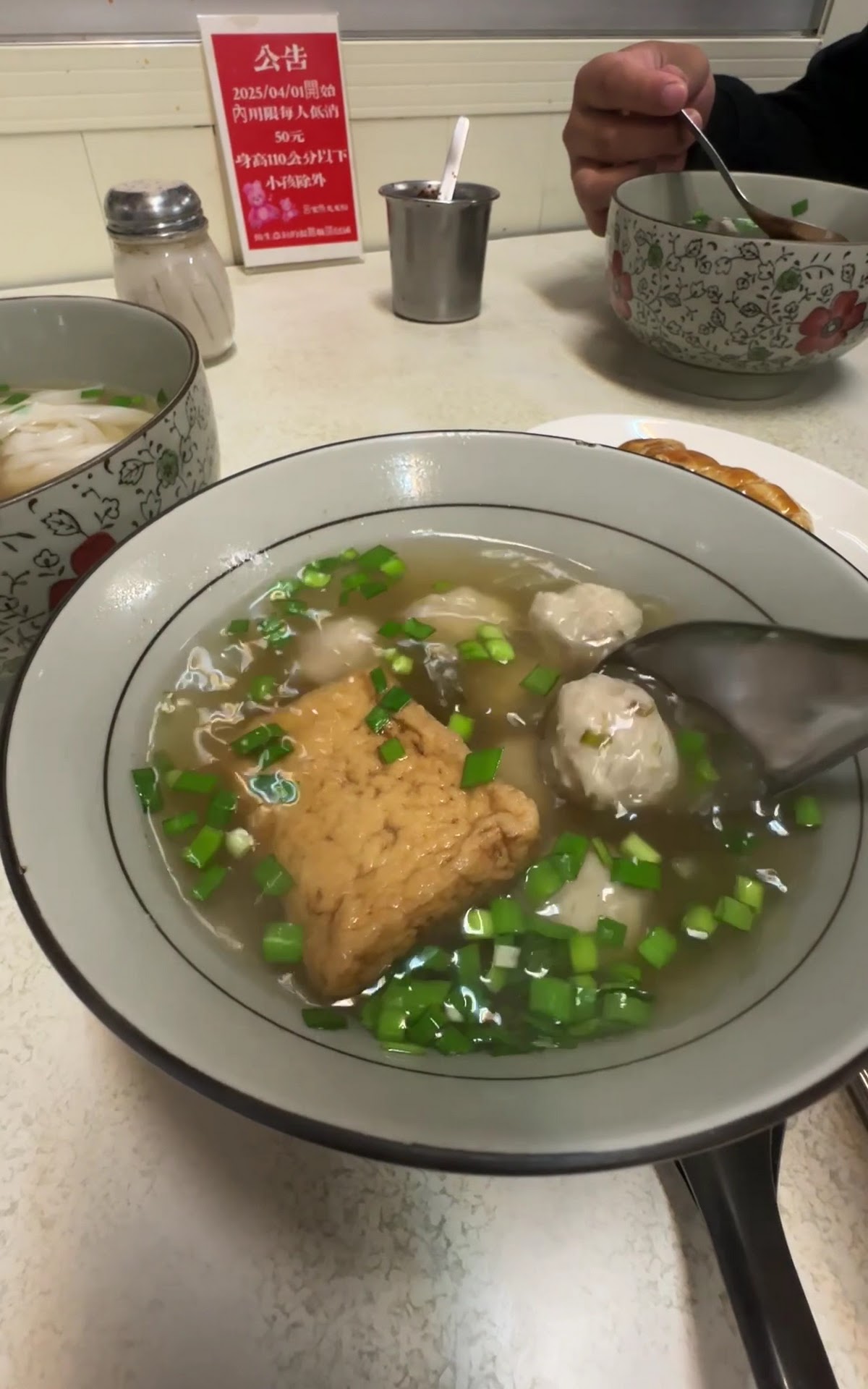呂家傳統魚丸米粉湯碗近拍油豆腐魚丸蔥花