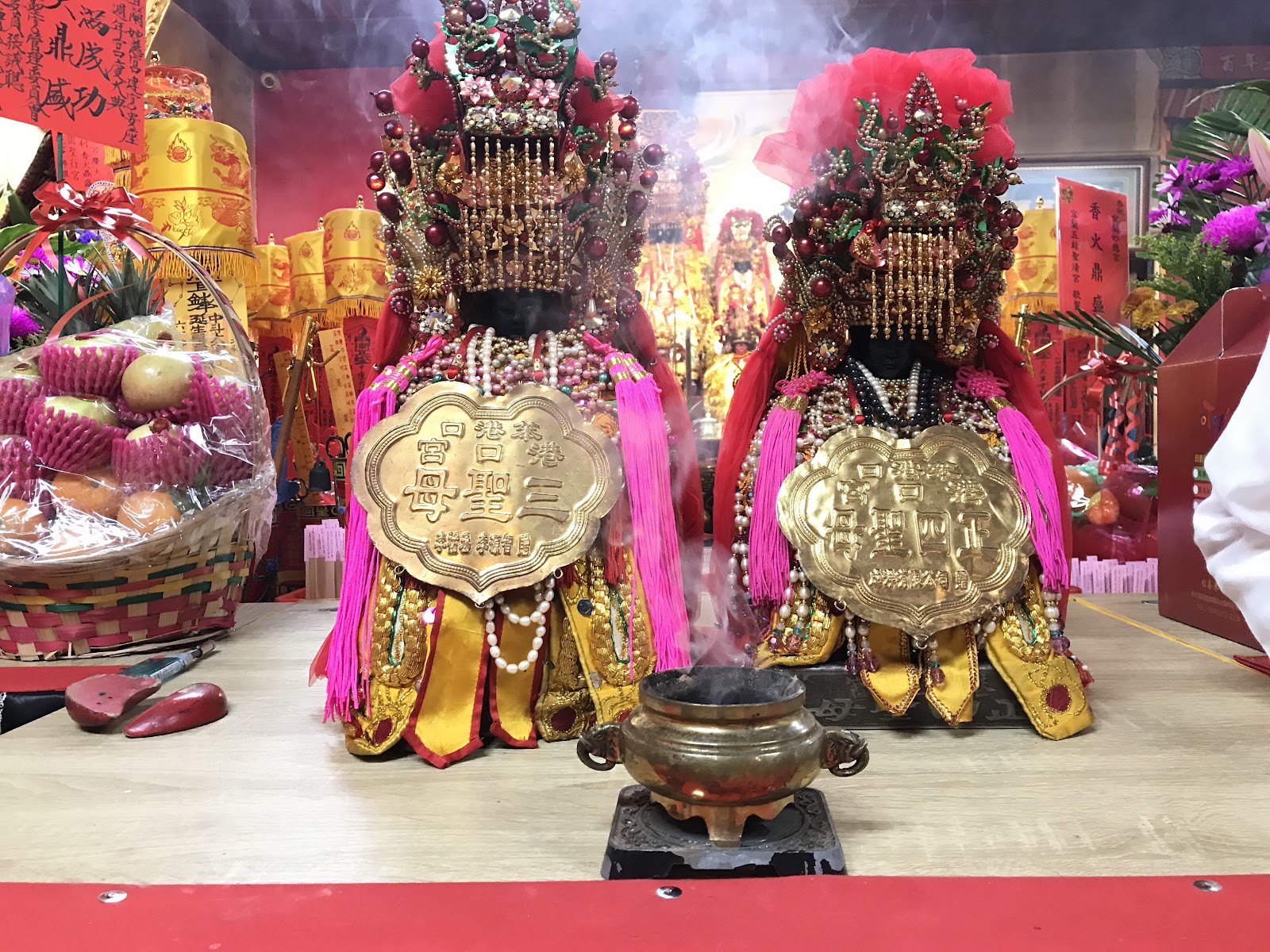 妙慈宮殿內員山媽祖與配祀神尊金身近照