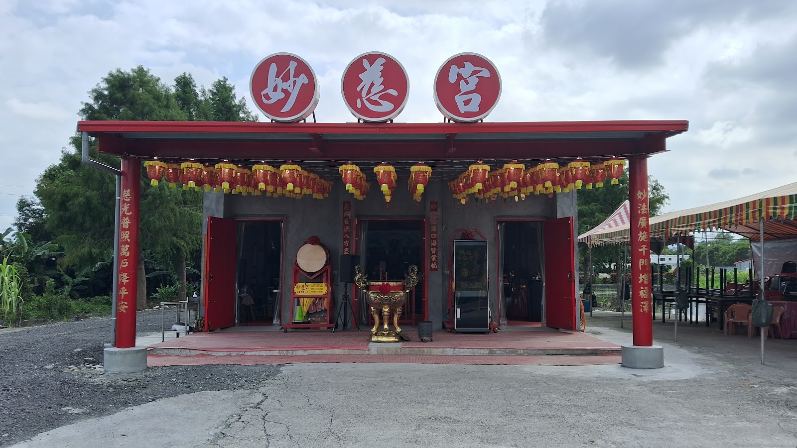 妙慈宮紅色廟門外觀與成排燈籠