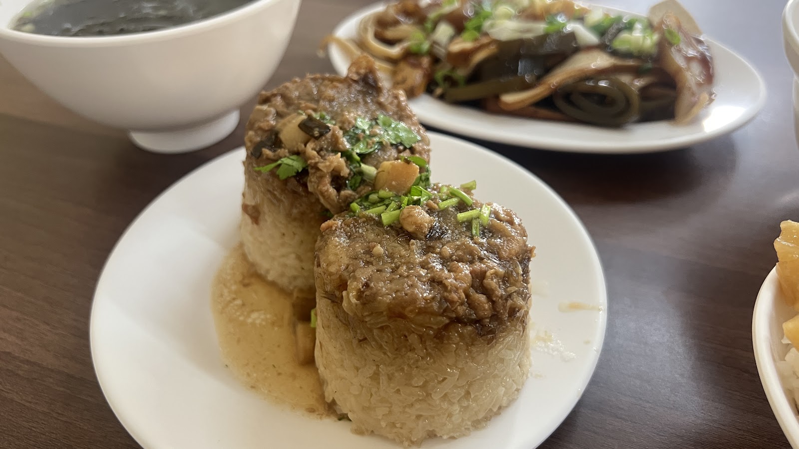 筒仔米糕特寫，鹹香肉燥鋪滿糯米
