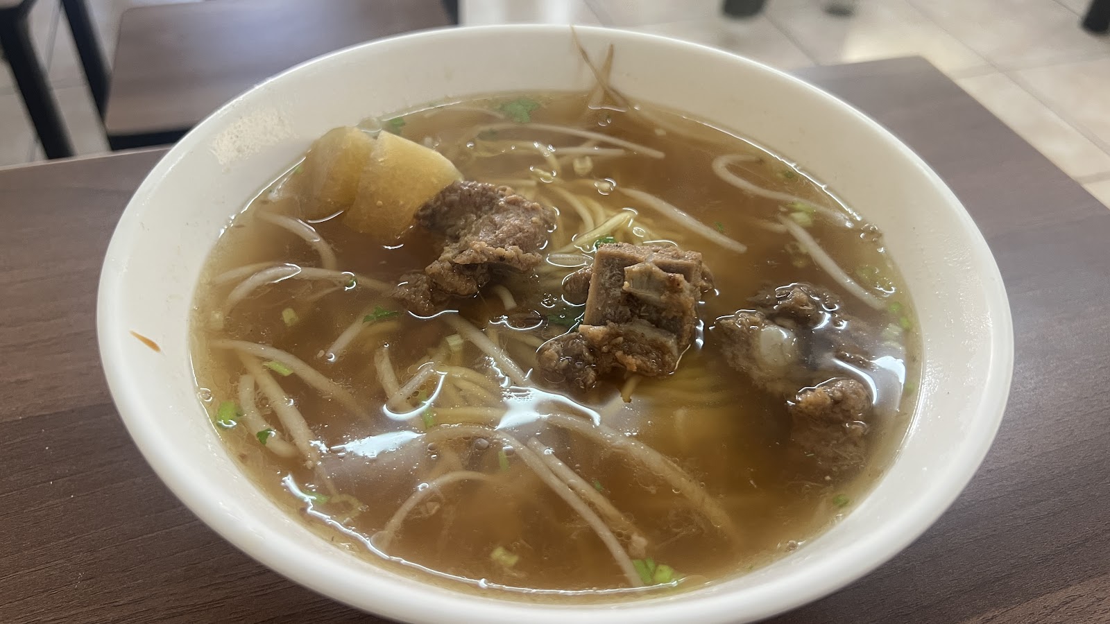排骨麵湯頭特寫，油麵與豆芽