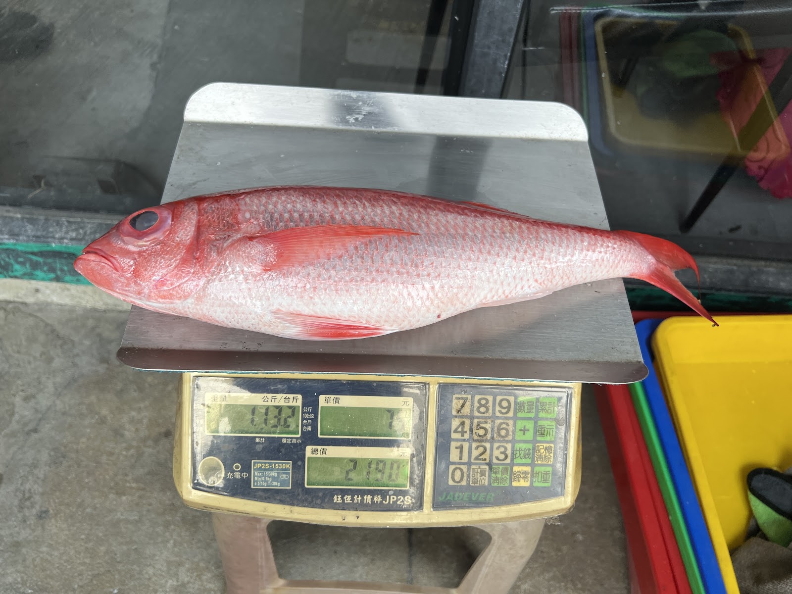 御香鮮深海料理門口現秤新鮮漁獲