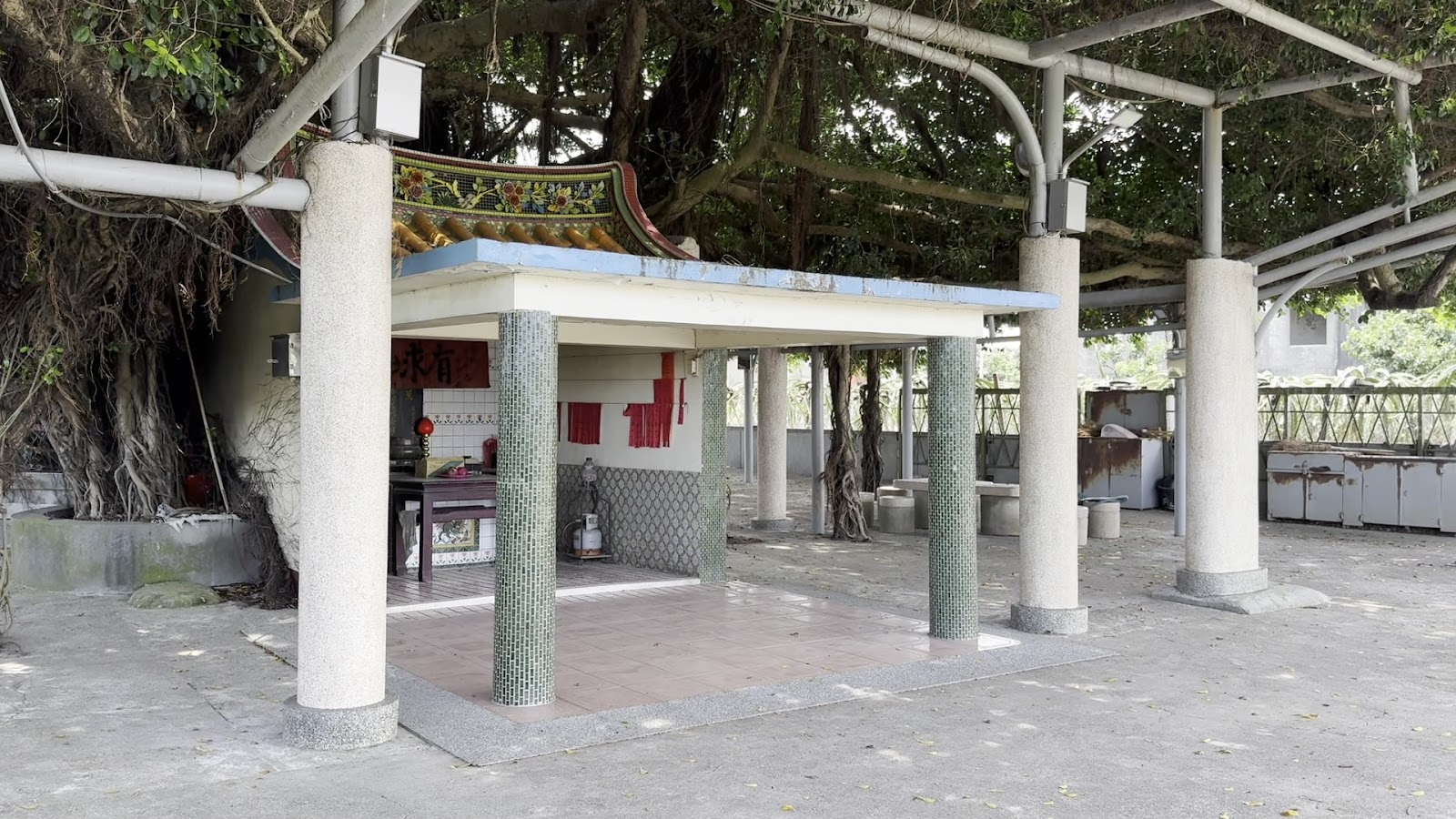 龍潭百年老榕樹下的小廟與休憩空間，雲林東勢鄉