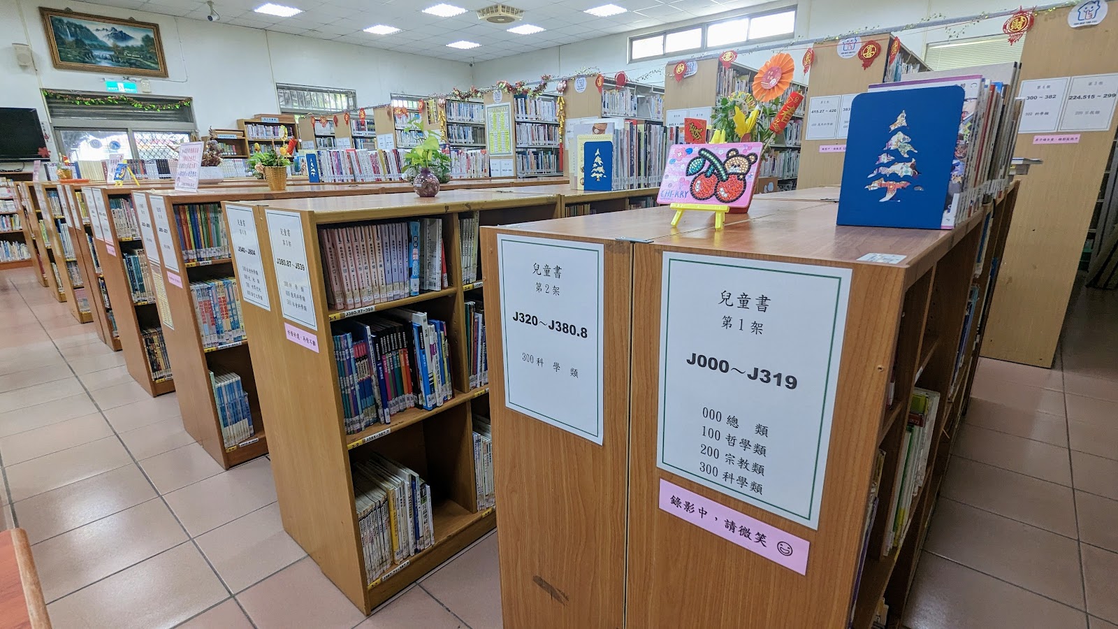 麥寮鄉立圖書館兒童書區書架