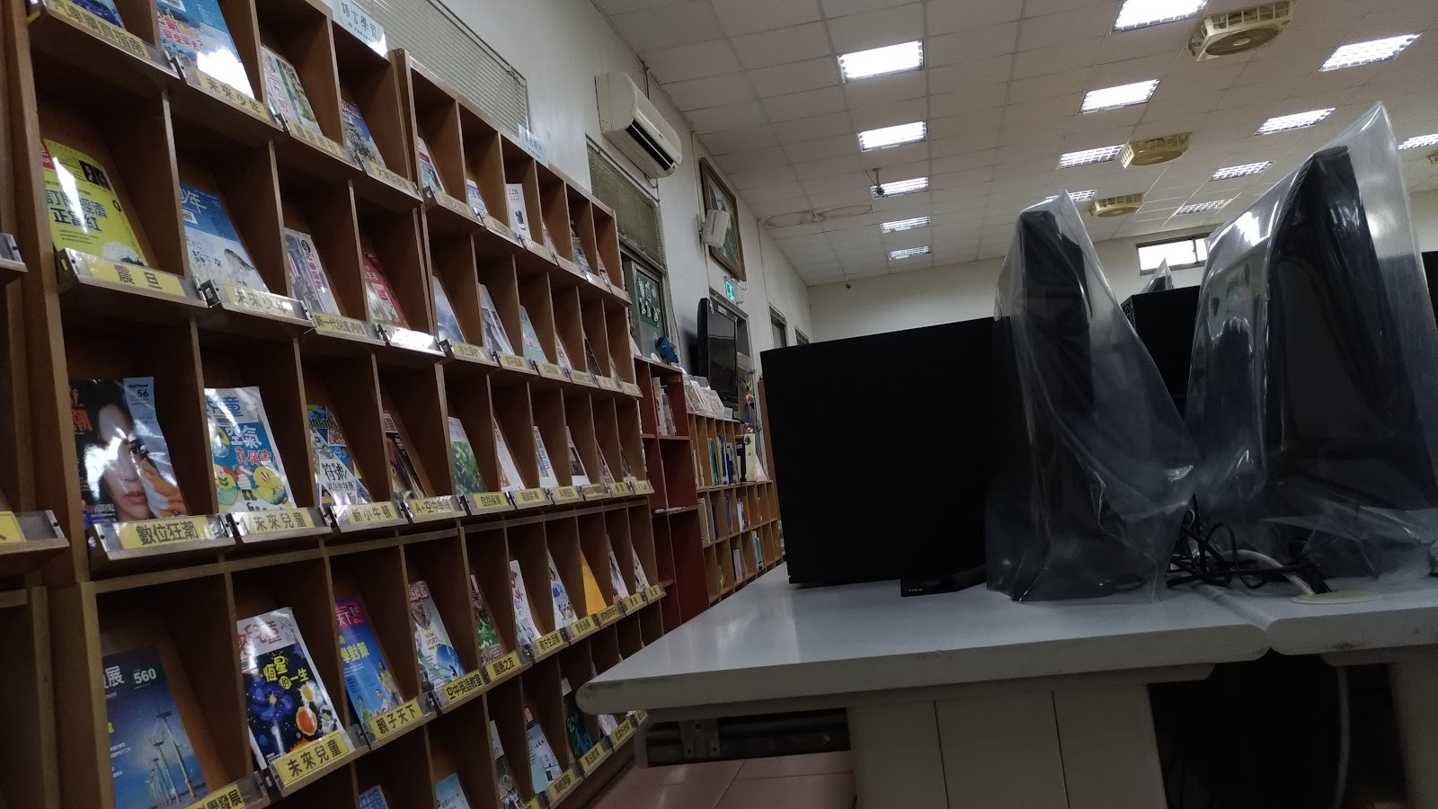 麥寮鄉立圖書館雜誌展示區