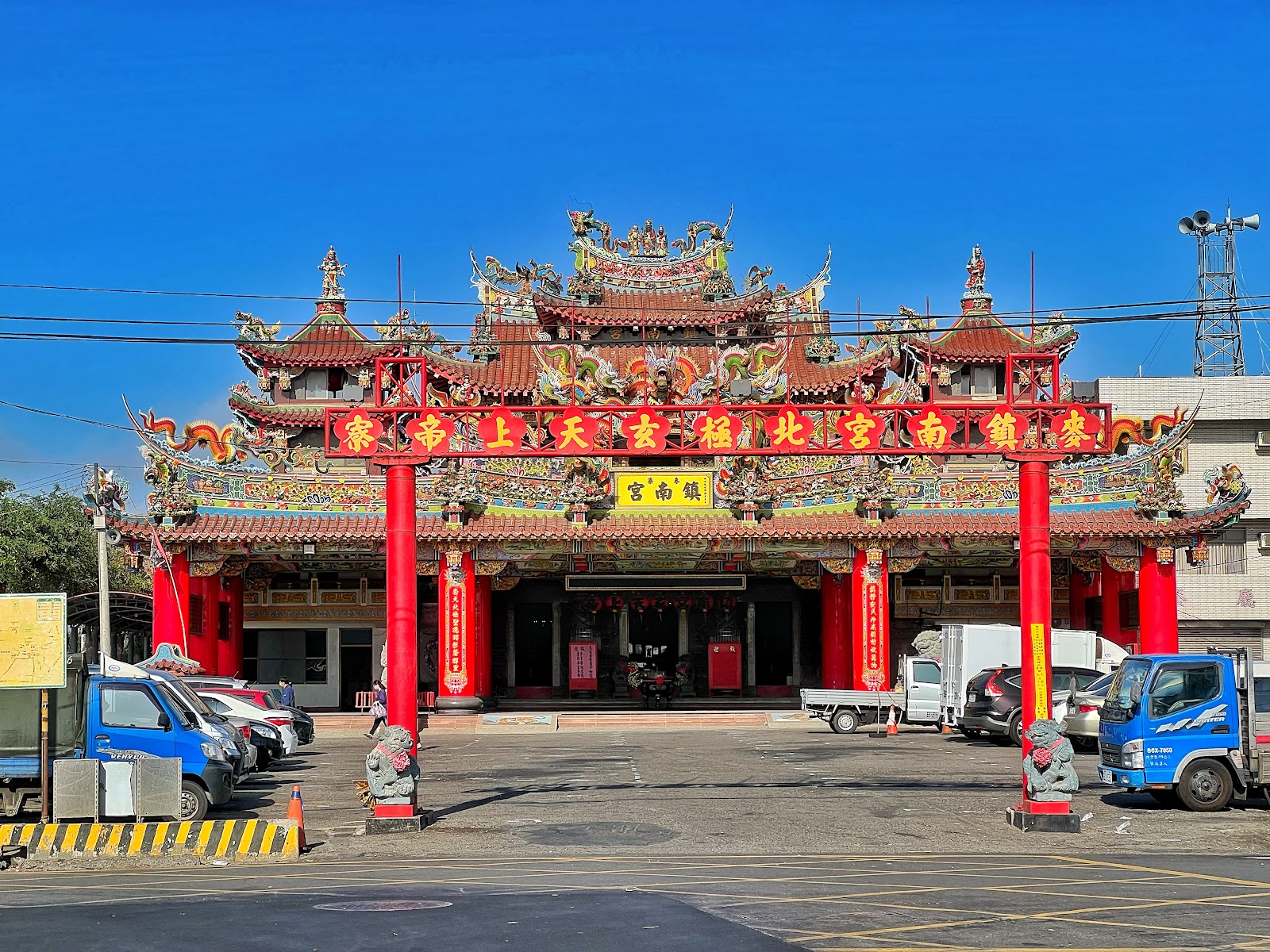 麥寮鎮南宮廟埕正面全景，紅柱琉璃瓦雕飾精緻