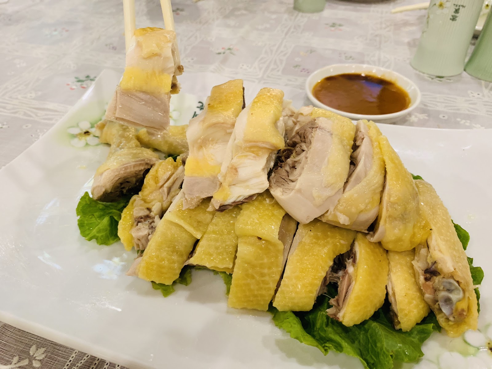 力馬生活工坊招牌白斬雞，肉質鮮嫩沾特製醬料