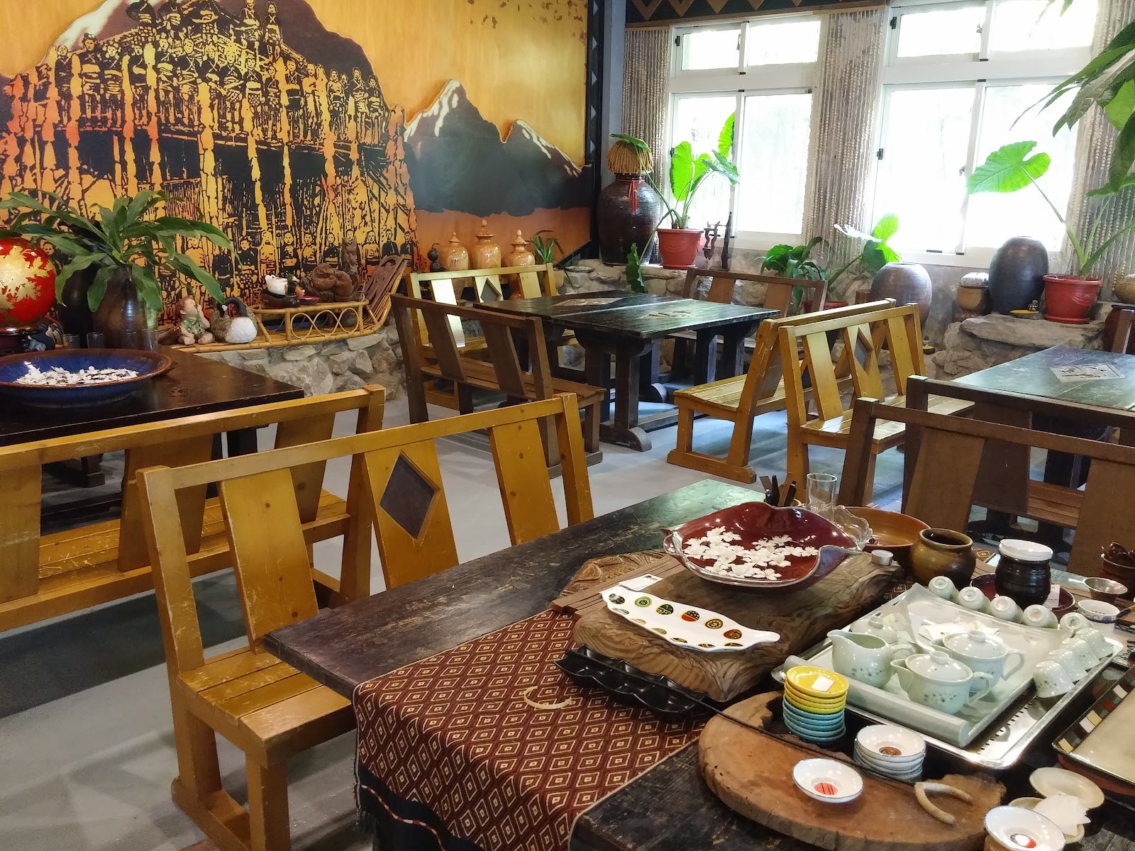 力馬生活工坊室內用餐空間，牆面裝飾原住民文化風格壁畫