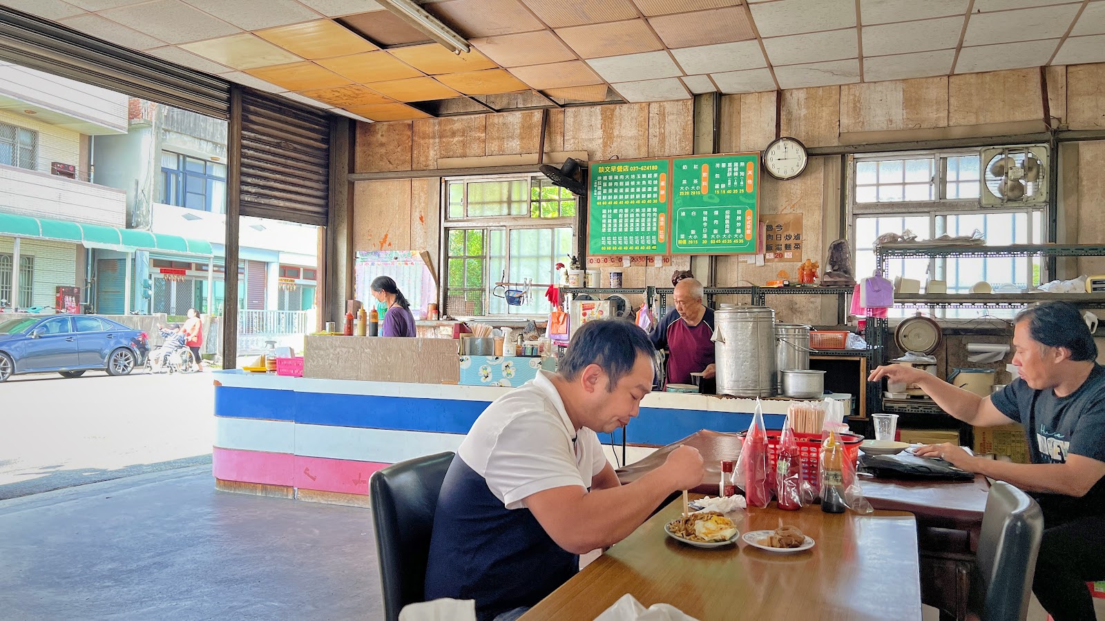 談文早餐店滷肉飯淋荷包蛋套餐，搭配漢堡與例湯