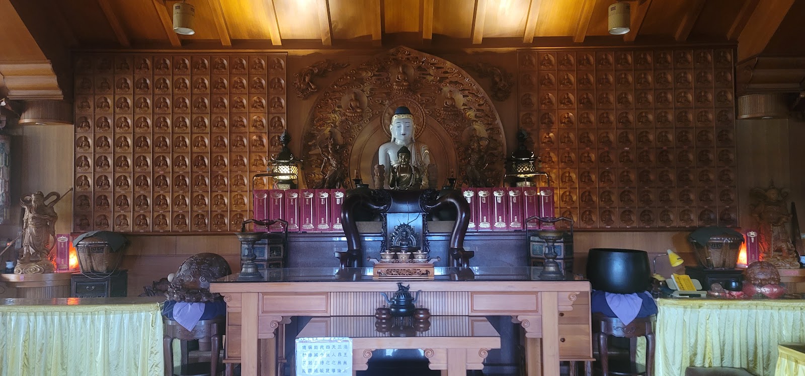 清泉寺(苗栗縣造橋鄉)室內觀世音菩薩佛堂，環境清幽