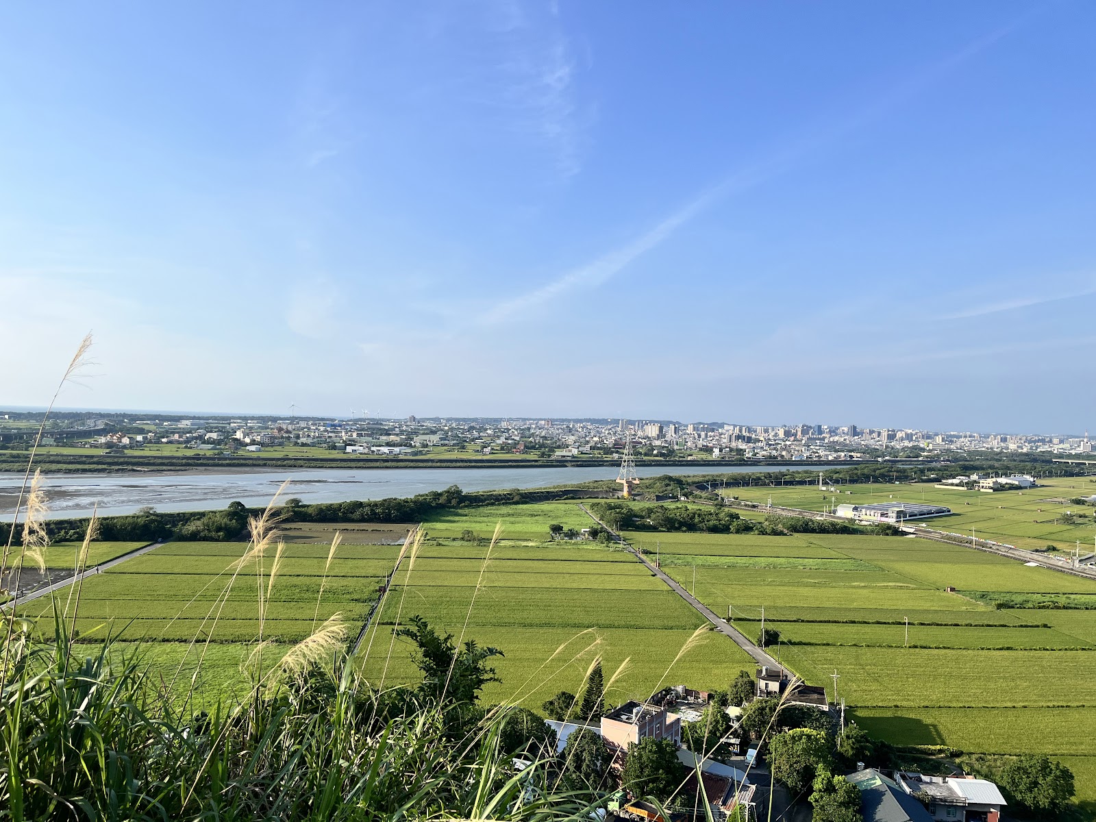 鄭漢紀念碑步道頂端180度開闊稻田景觀
