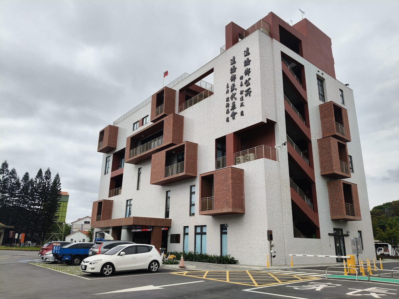 苗栗縣造橋鄉公所現代化新建築外觀