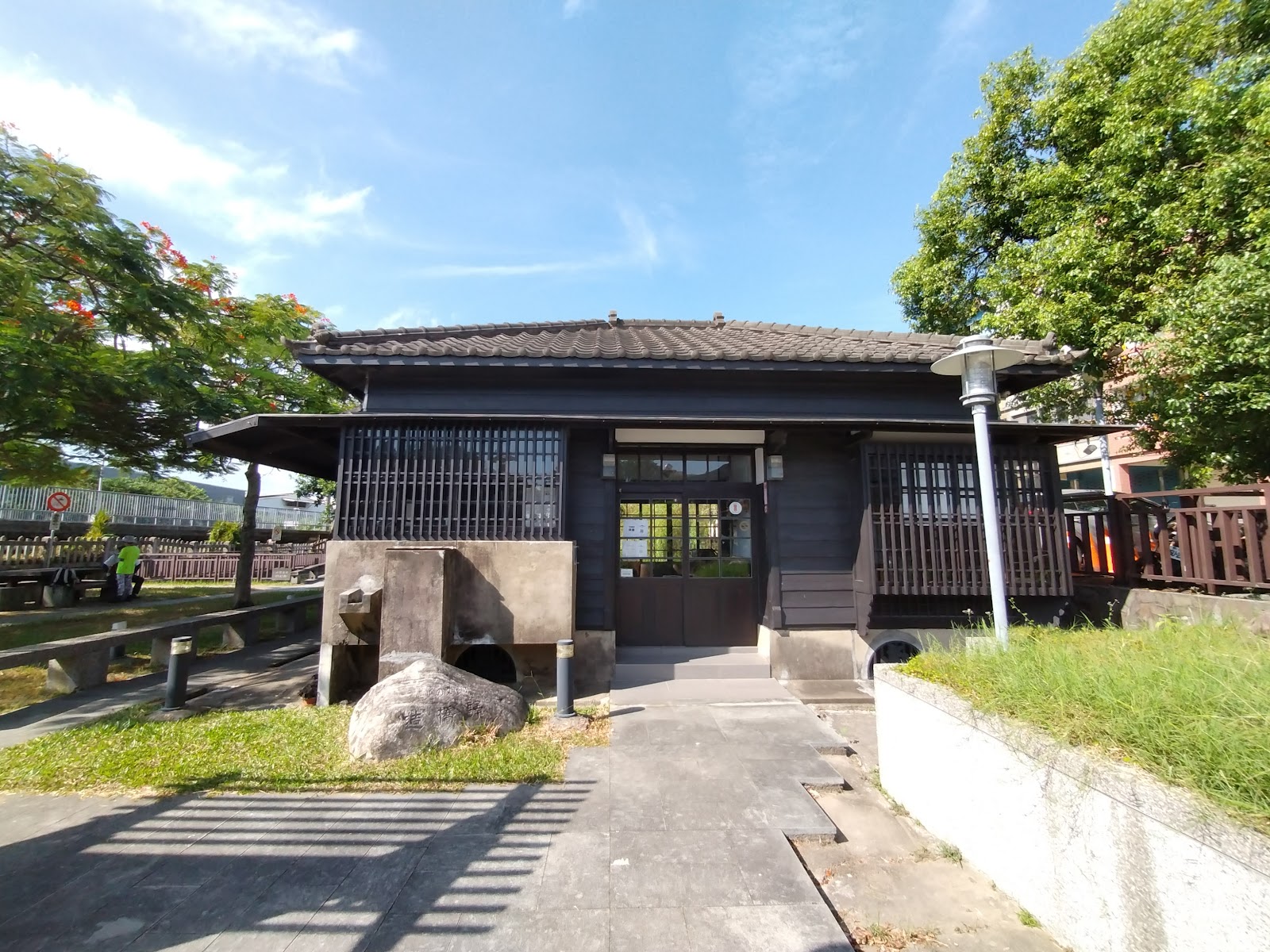 造橋車站日式木造站房側面與老樹
