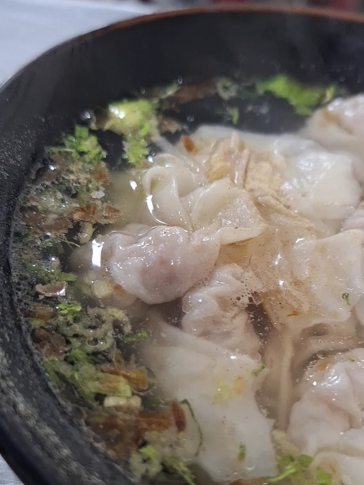 張家意麵招牌餛飩湯麵,熱湯冒著煙,撒上滿滿油蔥酥