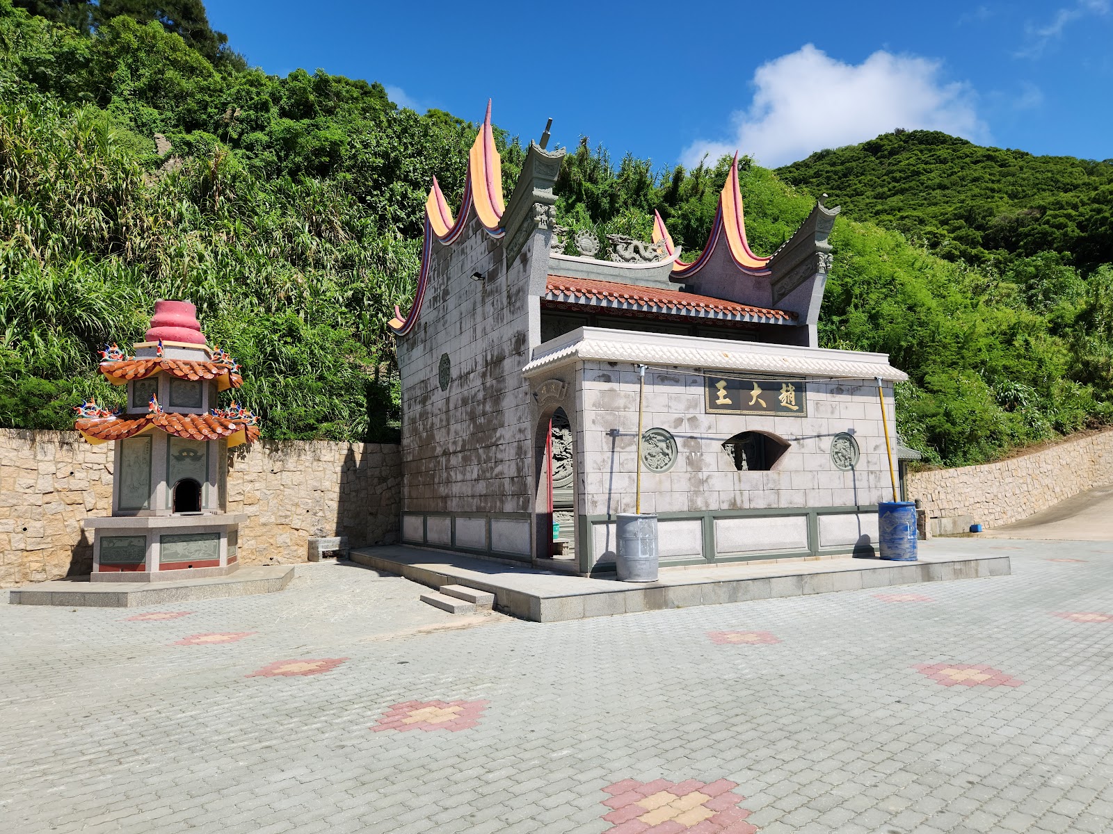 連江縣西坵村趙大王廟廟體正面,石砌廟身與趙大王牌匾